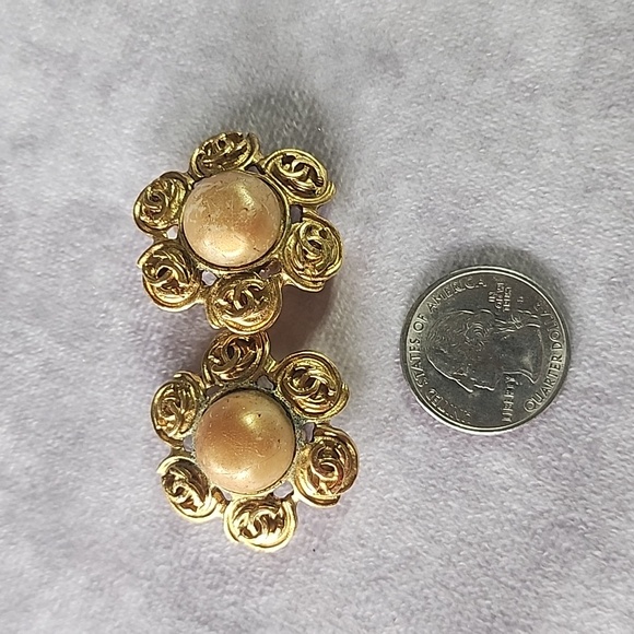 Chanel Gold Faux Pearl Tan Interlocking CC Border Clip On Earrings Vintage - Picture 5 of 5